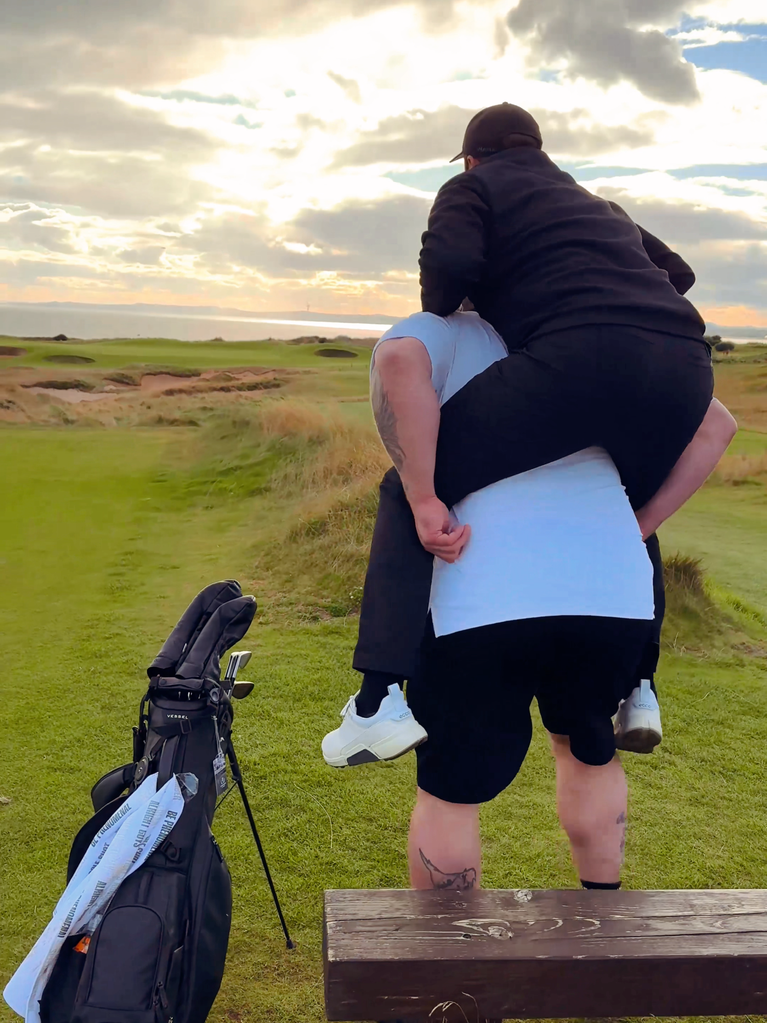 the world's STRONGEST golf caddie...💪⛳️#golf #golftiktok #golftok #xyzcba #worldstrongestman