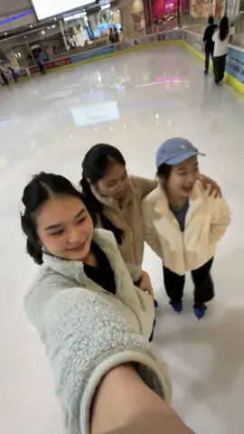 Spend a day skating with Uniqlo Fleece⛸️❄️ #Uniqlothailand #UniqloFleece #สัมผัสอุ่นนุ่มเกินห้ามใจ #Lifewear #Fleece #WinterEssentials 