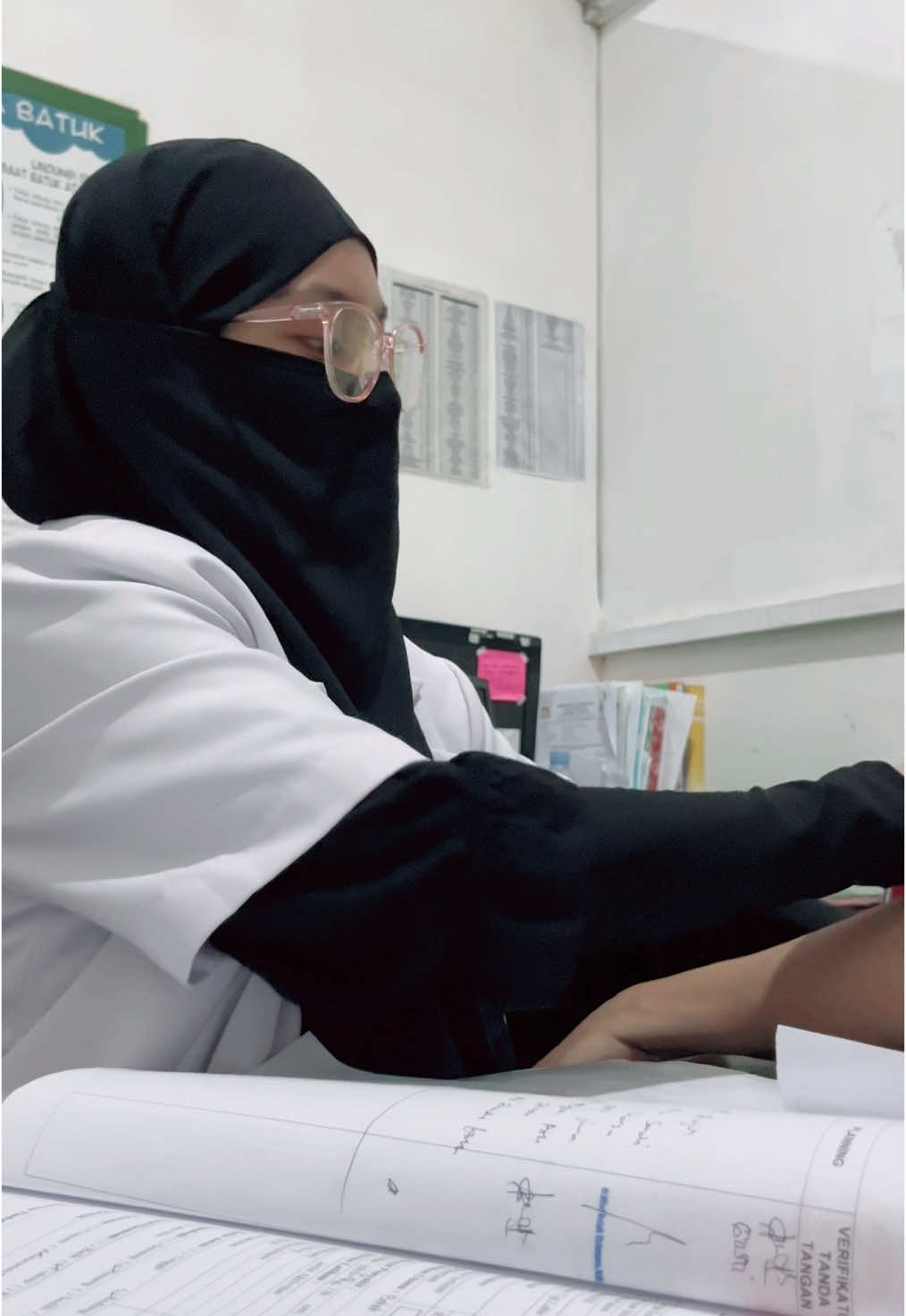 Allahumma baarik🌱  Ps : ini di ruang pengkajian awal ya, bukan di poli umum^^👋 #koaslife #muslimah #doktermuda #dokterbertauhid #coasslife #tauhid #aqidahsalaf 