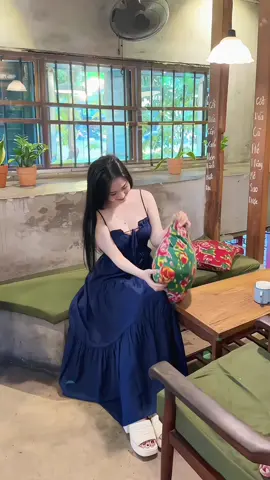 Bên tiktok này thì là 1 Quỳnh My nhẹ nhàng tận hưởng những giây phút thư thả, ngọt ngào của cuộc sống. Còn bên trang Phở thì lại là những hình ảnh ck con, nấu nướng, chăm sóc gia đình… Cũng đều là My cả, và đó mới là cuộc sống thật đấy. Chứ dăm ba giây trên mxh làm sao diễn tả được 1 ngày của 1 ng. Cái bạn thấy, là cái mà ng đăng muốn bạn thấy. Còn rất nhiều cái họ k đăng, k có nghĩa là k làm hay k xảy ra. Đời thì ai cũng phải sống như nhau, khác nhau là ai vất vả hơn, ai ít vất vả hơn, ai than hay ko than mà thôi. Vì vậy chơi mxh thì nên vui vẻ hoan hĩ, thích thì xem, ko thích thì lướt qua, đừng nặng nề phán xét quá mất vui 🥰 Ở đây luôn là 1 góc nhẹ nhàng thực sự của tâm hồn, là nơi yêu chiều bản thân thư giãn… đừng nói sao M rảnh quá ☺️ muốn rảnh được thì phải vững kinh tế, ổn định gia đạo, thì mới thư thả mà hưởng thụ 1 xíu chứ. Cái rảnh này cũng phải cố gắng lao động chứ đâu tự nhiên mà rảnh 🥰 Thôi thì thật sự mong, ai cũng luôn được rảnh 1 tí nhé. 🥰 Đời này ai cũng nhẹ nhàng nói với nhau đôi lời hay ý đẹp, cs nó đỡ tổn thương biết nhường nào nhỉ. #xuhuong #trendtiktok #fypシ゚viral #mebimsua #me2embe #trend 