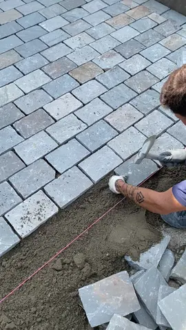 😍Satisfaisant non?😍 | Pose de pavé grès gris 20x14 en ligne | Équiper avec :  @yanmarceemea  • • • • • • • Devis gratuits. Contact :  lusotecplus@gmail.com  0241280809 0606555874 #pave #granit #pavage #landscape #paysagiste  #terrassement #construction #pelle #yanmar #volvocexsnow #volvo #france#travaux #pavage #landscape #landscapeconstruction #landscapecompany #concretework #excavating #engcon #tiltrotator #satisfying #pourtoi #reels #marketingdigital #travaux #chantier #architecture #desing #design #projet #portugal🇵🇹 