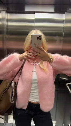 ofc wearing pink on october 3rd 💖 #outfitoftheday #OOTD #unioutfits #unioutfitideas #unioutfitinspo #schooloutfit #outfitideas #outfitinspo #pinkcardigan #pinkknitwear #knitwear #october3rd #pink #falloutfits 