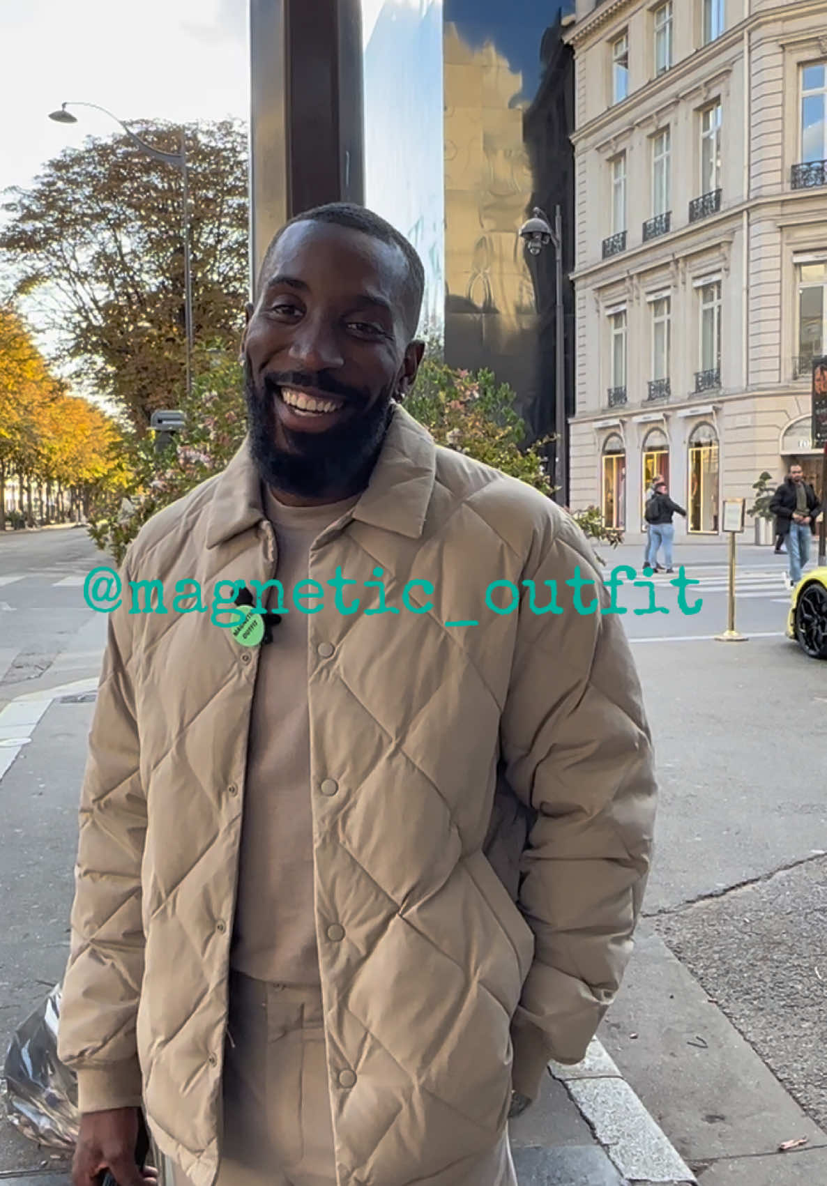 Streetstyle à Paris…look du jout trop canon cette couleur c’est ma couleur je l’adore et son total look beige magnifique 👌🏽 quelle rencontre merci pour ta gentillesse ta sympathie et ton sourire #OOTD #outfitcheck #paris @Cardi B @UNIQLO Europe @ARKET @BOSS 