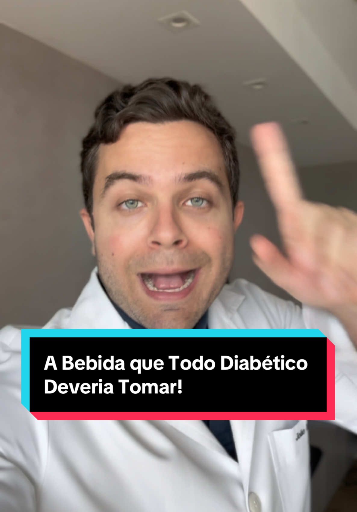 A bebida milagrosa para diabéticos com apenas 3 ingredientes! Falamos sobre uma bebida com apenas três ingredientes que todo diabético deveria tomar pela manhã. Essa bebida pode ajudar a baixar naturalmente os níveis de açúcar no sangue, mas é importante ter cuidado, especialmente se você usa medicamentos para o diabetes. A receita inclui água, vinagre de maçã e canela. Compartilhe este vídeo para ajudar outras pessoas com diabetes! #diabéticos #bebidamatinal #controlodeglicemia #vinagredemaçã #canela #diabetes