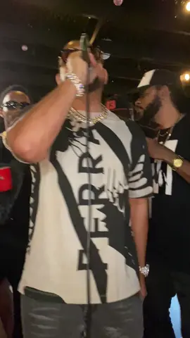 Sean paul live inside Jangas last night …. Let me know if u want a sean paul interview #Dancehall #seanpaul #jangas #jamaica #jamaicatiktok #performance #international #superstar #live #like #follow #subscribe 