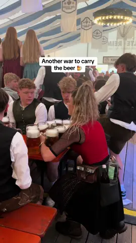 Another way to carry the beer 🍺🤭 #beer #wiesn #oktoberfest #munich #muenchen #kellnerin #wiesnbedienung #beertime #beertok 