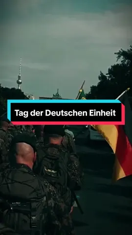 Am Tag der Deutschen Einheit feiern wir nicht nur die Wiedervereinigung unseres Landes, sondern auch den Zusammenhalt und die Werte, für die wir stehen. Die schwarz-rot-goldene Flagge symbolisiert Freiheit, Einheit und den unermüdlichen Einsatz für Frieden. Unsere Soldatinnen und Soldaten verteidigen diese Werte täglich – mit Mut und Hingabe. Heute ehren wir nicht nur die Einheit Deutschlands, sondern auch diejenigen, die für unsere Freiheit einstehen. 🇩🇪 #TagDerDeutschenEinheit #Deutschland #Soldaten #Freiheit #Zusammenhalt #Stolz #fyp #Soldat #Bundeswehr 