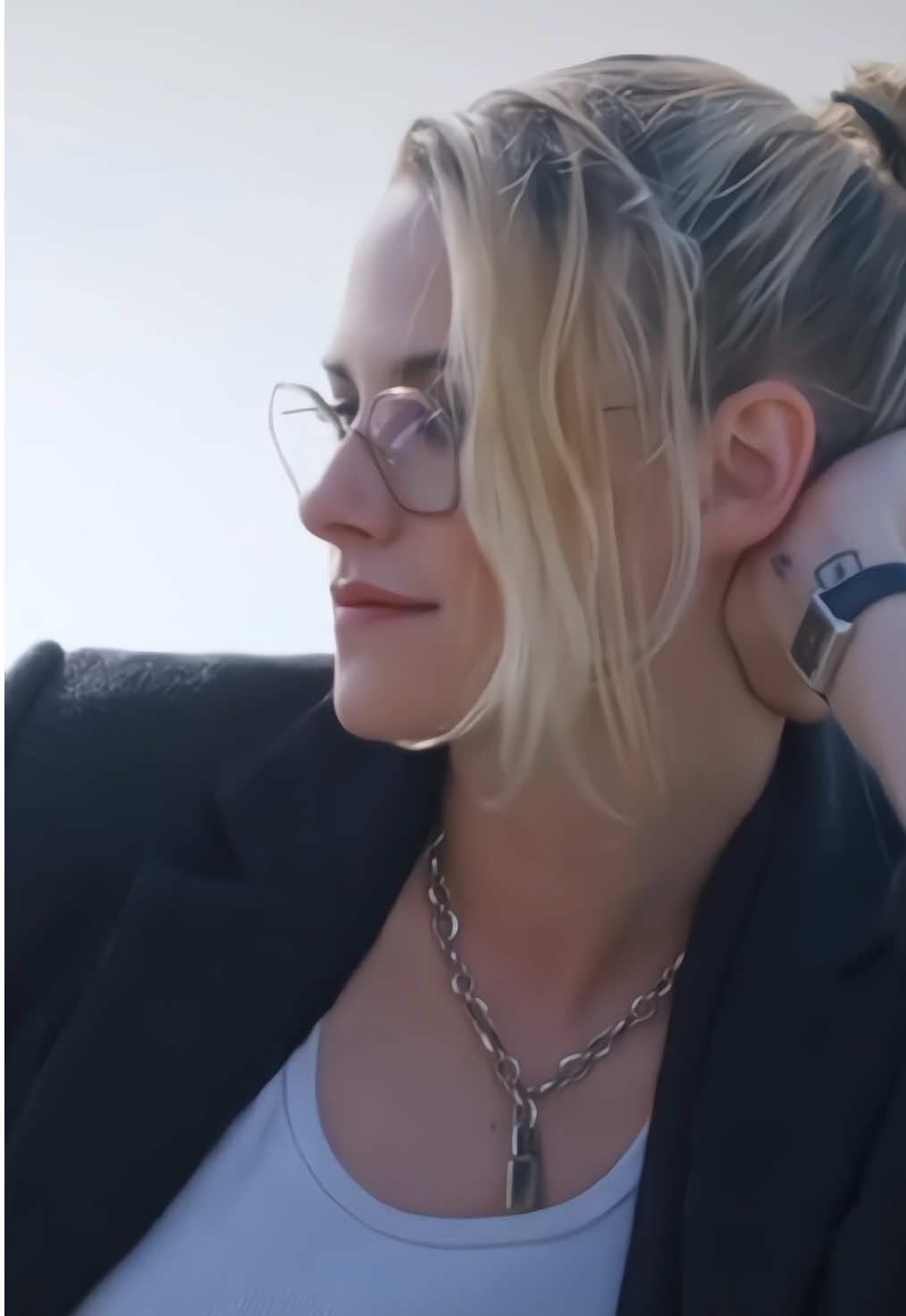 So beautiful with glasses 🩵🩵 #KristenStewart #Kristen #glasses #twilight #kristenstewartstyle 