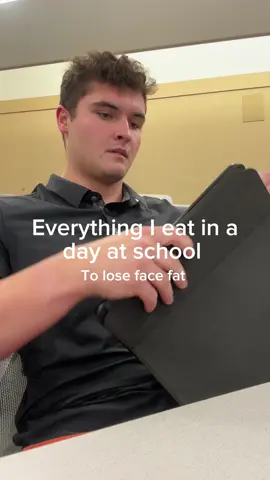 If you don’t think it’s been working, go look at my face a month ago #whatieatinaday #facefat #losefat #jawline #poppi #zevia #hydrogenwater #college #school 