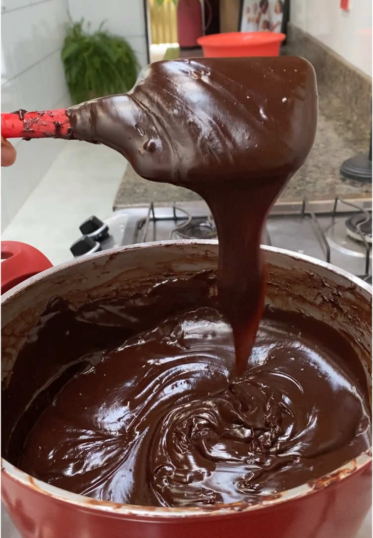 Recheio para bolos; Recheio de coco 🥥  5 leite condensado  4 creme de leite  3 pacotes de coco ralado  2 colheres de manteiga  Leve tudo ao fogo até o ponto desejado.  Oba; para rechear bolo eu deixei tempo demais o ideal é deixar menos tempo  Recheio de chocolate 🍫  Recheio; 200g de chocolate em barra da sua preferência eu usei ao leite  2 colheres de manteiga  4 leite condensado  6 colheres de cacau em pó 70% 500ml de leite  2 creme de leite 2 colheres de amido de milho Misture primeiro o leite condensado com o cacau em pó e depois acrescente o restante dos ingredientes e leve ao fogo baixo até o ponto de cair em blocos.  Retire do fogo coloque em um recipiente com plástico filme e reserve. Deixe descansar de um dia para o outro. Ganache 🍫 Usei barra de chocolate ao leite  Usei 1,200 de chocolate em barra piquei e levei ao microondas pra derreter assim que derreteu adicionei 2 caixinhas de creme de leite e misturei bem tampei com plástico o filme e reservei  No meu caso fiz muito recheio pois o bolo era grande  #receita #receitasfaceis #receitasimples #fy #viral 