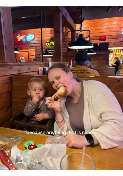 it’s the fact she set down her roll just to steal mine🙃 #texasroadhouse #texasroadhouserolls #cutebaby #funnybaby #viral 