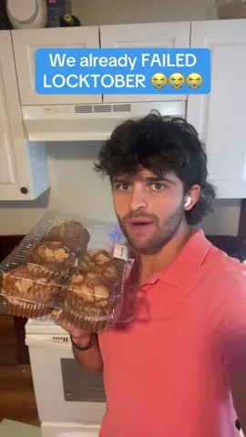 Which one of the LOCKTOBER Boys ate the muffin? Smh… #locktober #locktoberboys #santacruzmedicinals @chairbear1928 @nolanperkins383 @Santa Cruz Medicinals @SantaCruzPaleo 