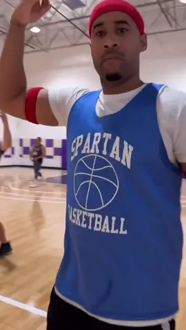 Kids probably don’t know he’s doing the Carmelo celly 😭😭 (via @Aaron & Nicole) #basketball #fatherson #hoopers #celly 
