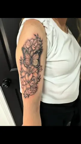 #octobermood #arizonatattooartist #prescottvalleyaz #prescottaz #tattooideas #battattoo #halloweentattoo #femaletattooartist #womenwhotattoo #witchytattoo #tattooingmyself #tattooedwomen 