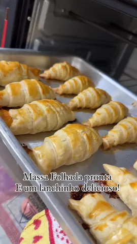 🤩 Gente pega essa dica, comprei esse rolo de massa folhada e agora sempre que preciso de uma opção de lanchinho rápido uso ela. Olha que belezinha de croissant 🥐, recheio de queijo…mas pode ser queijo com presunto, goiabada, açúcar com canela, chocolate preto ou branco, banana, maçã iiiii gente são tantas opções que quis compartilhar com vcs!!! . Comprei o rolo no Sam’s Club, já vi de tamanho menor no atacadao. . . #croissant #samsclub #lanchinhos 