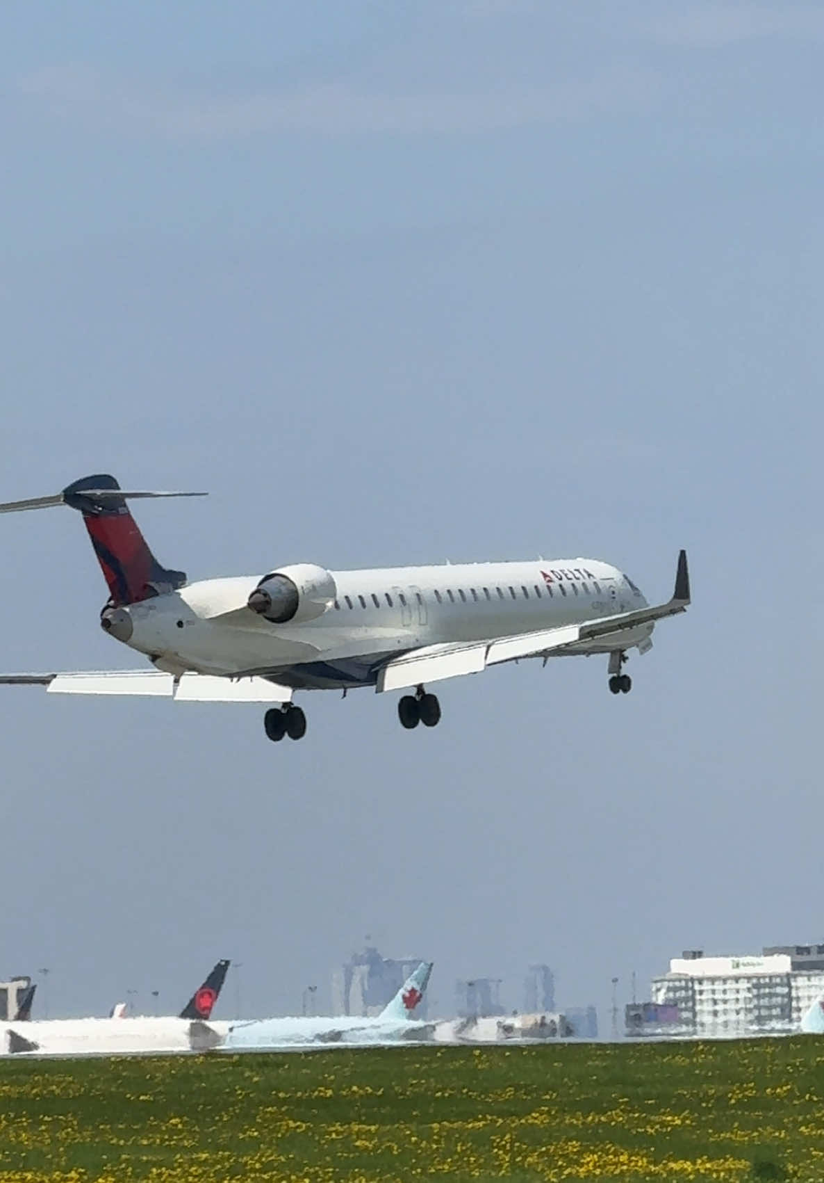 NEW YORK to TORONTO Delta Connection Mitsubishi CRJ-900LR #newyork #to #toronto #delta #planespotting #torontotiktok #Aviation #torontopearsonairport #aviationdaily #aviationlovers 