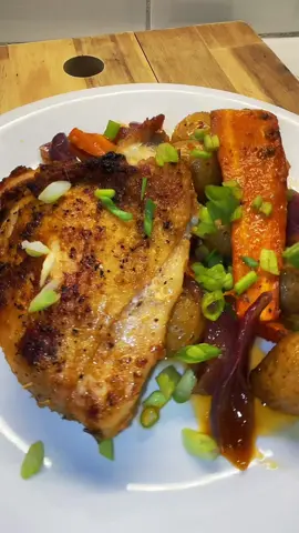One pan dinner 🥘 #EasyRecipe #weeknightdinner #roastedchicken #roastedvegetables #onepanmeal @swissdiamondusa #chickenrecipe #DinnerIdeas #fallrecipes 