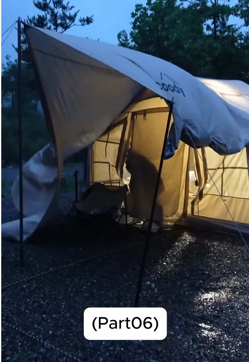 Acampando em meio a uma tempestade intensa 🌩️, com trovões e ventos fortes que até derrubaram a câmera 😮, ela ficou preocupada, mas não desistiu. No final, o clima se acalmou, e a tenda se transformou em um espaço aconchegante e acolhedor 🏕️, perfeito para curtir a natureza. Original Video: https://youtu.be/IQ_G1oLwOgg?si=ABZWVuaw5Nw_HW4F #camping 🏕️ #campinglife #wildcamping #stormcamping 🌩️ #campingvibes #Outdoors #campingtips #adventuretime #nature 🌿 #tentcamping #campinggear  