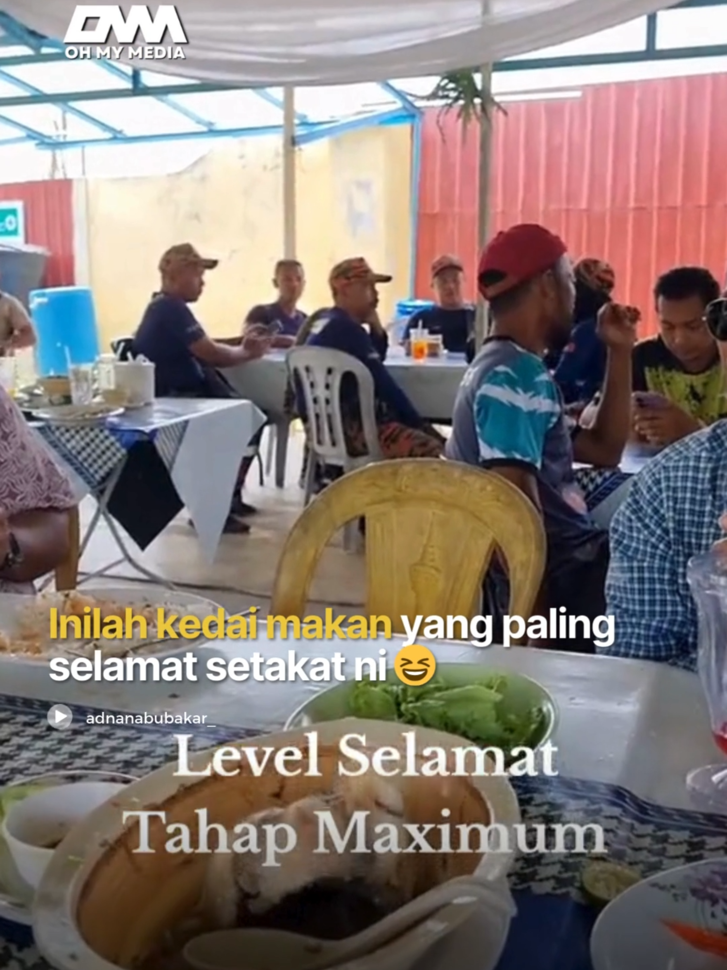 Kalau gini, kita yang nak masuk makan pun rasa takut mcm ada buat salah😂 #ohmymedia #ommbest #videoviral #kedaimakan #askar #bomba #polis