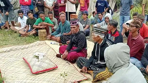 Pihak PLN dan Pemeritahan kabupaten Manggarai kembali mendatangi wilaya  Pocoleok. Seperti biasa, mereka datang dikawal ketat oleh gabungan aparat keamanan TNI, POLRI, dan POL PP dengan jumlah yang banyak.  Pada hari selasa 1 oktober 2024, mereka datang  dalam rangka lanjutan identifikasi dan pendataan awal lokasi rencana pembangunan PLTP ulumbu unit 5-6 lokasi access road wellpad I, wellpad I dan access road wellpad D,  Fokus kegitan mereka adalah memasang pilar besi access road menuju wellpad D. Namun kehadiran mereka disambut protes dan  penolakan dari 10 komunitas masyrakat di Pocoleok.  #tolakgeothermalpocoleok  #jagatanahjagaperampasanruanghidup  #selamatkanflores 
