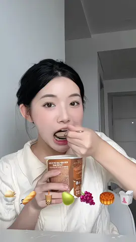 Các c đeo cặp sách màu gi 
