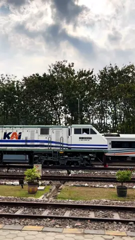 WnB😎 #railfansindonesia #keretaapiindonesia #fyp #kai #keretaapi #trending #lokomotif #vintage 