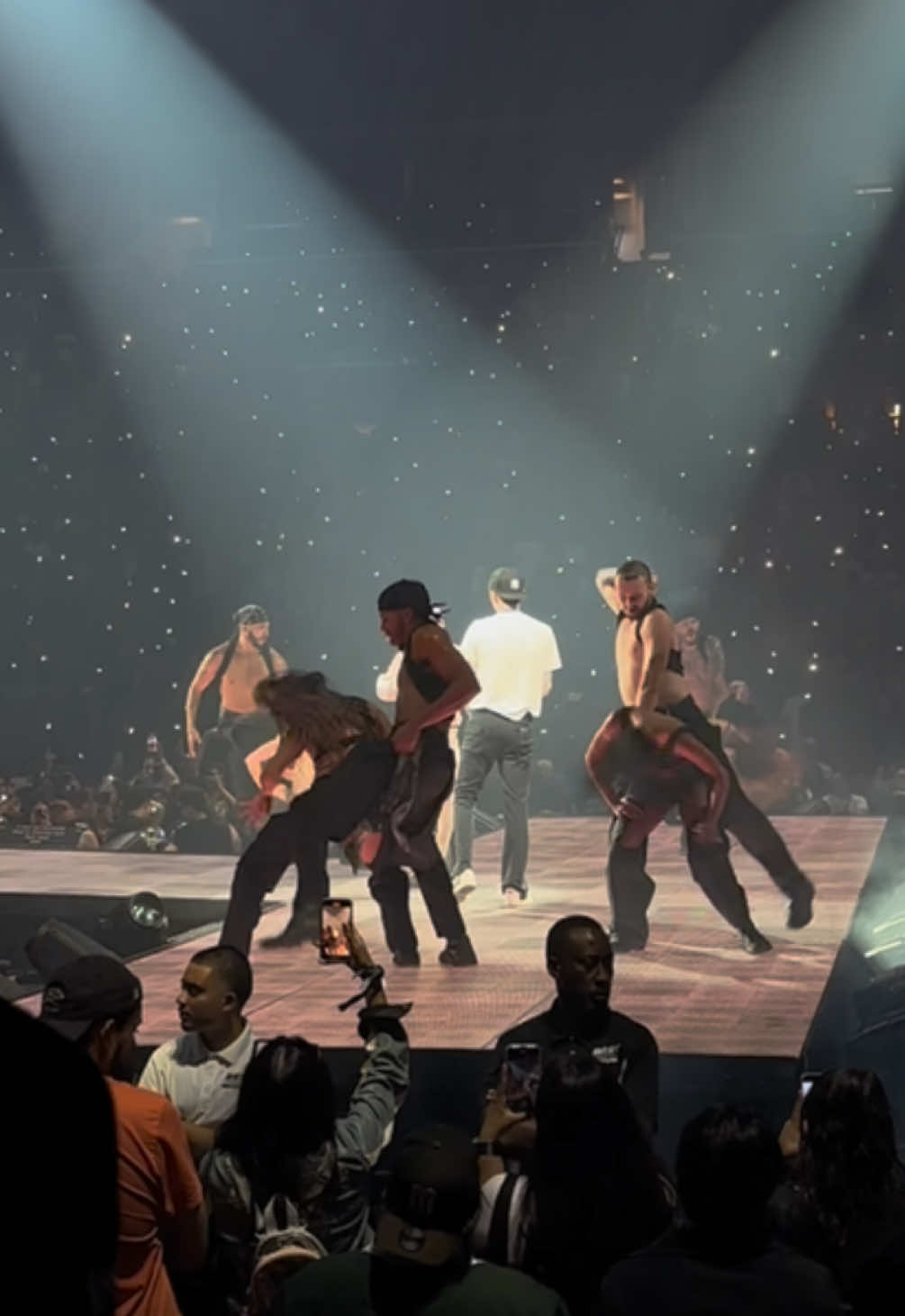 Dancers dancing them way to those pants 😂 Backup Dancers for Peso Pluma  #pesopluma #pesoplumaconcert #backupdancer #funny #exodonewyork #ynglvcas #fyppppppppppppppppppppppp #exodonewyork #barclayscenter 