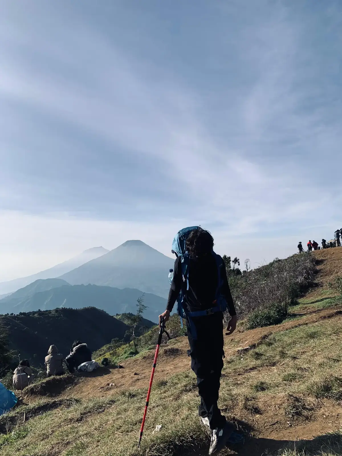 padahal dari rumah udah latihan pose, tapi pas di gunung bingung #posefoto #posefotocowok #foto #gunung #prau #gunungprau #prauviapatakbanteng #prauviadieng #fotodigunung #outfitcowo #outfit 