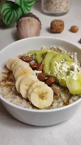 Creamy Banana & Kiwi Oatmeal 🍌 🥝  !Ingredients  1/2 cup oats  1 cup soya milk - any milk of choice 1 Tbsp chia seeds Method : In a pot add your oats,chia seeds and soya milk on low heat.Stir until soft and creamy.When become stick and creamy add bit more milk and stir.Serve with your favorite toppings.Drizzle 1 tsp maple as optional. Enjoy✨ #healthybreakfast #EasyRecipe #oatsforbreakfast #oays #oatmeal 