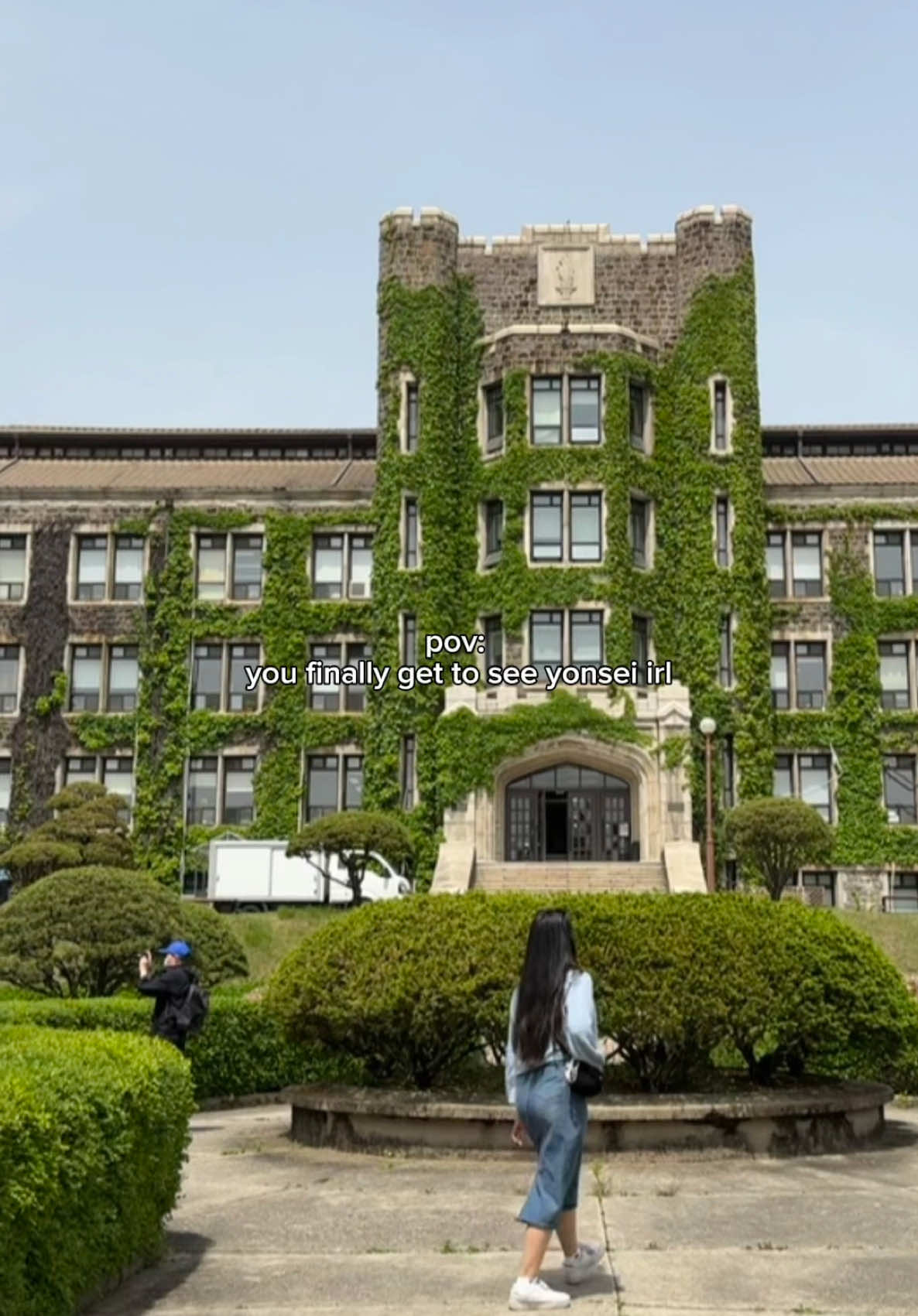 never saw whats in front of that famous building and now here it is !!!  #studyabroad #seoul #yonsei #yonseiuniversity #exchangestudent 