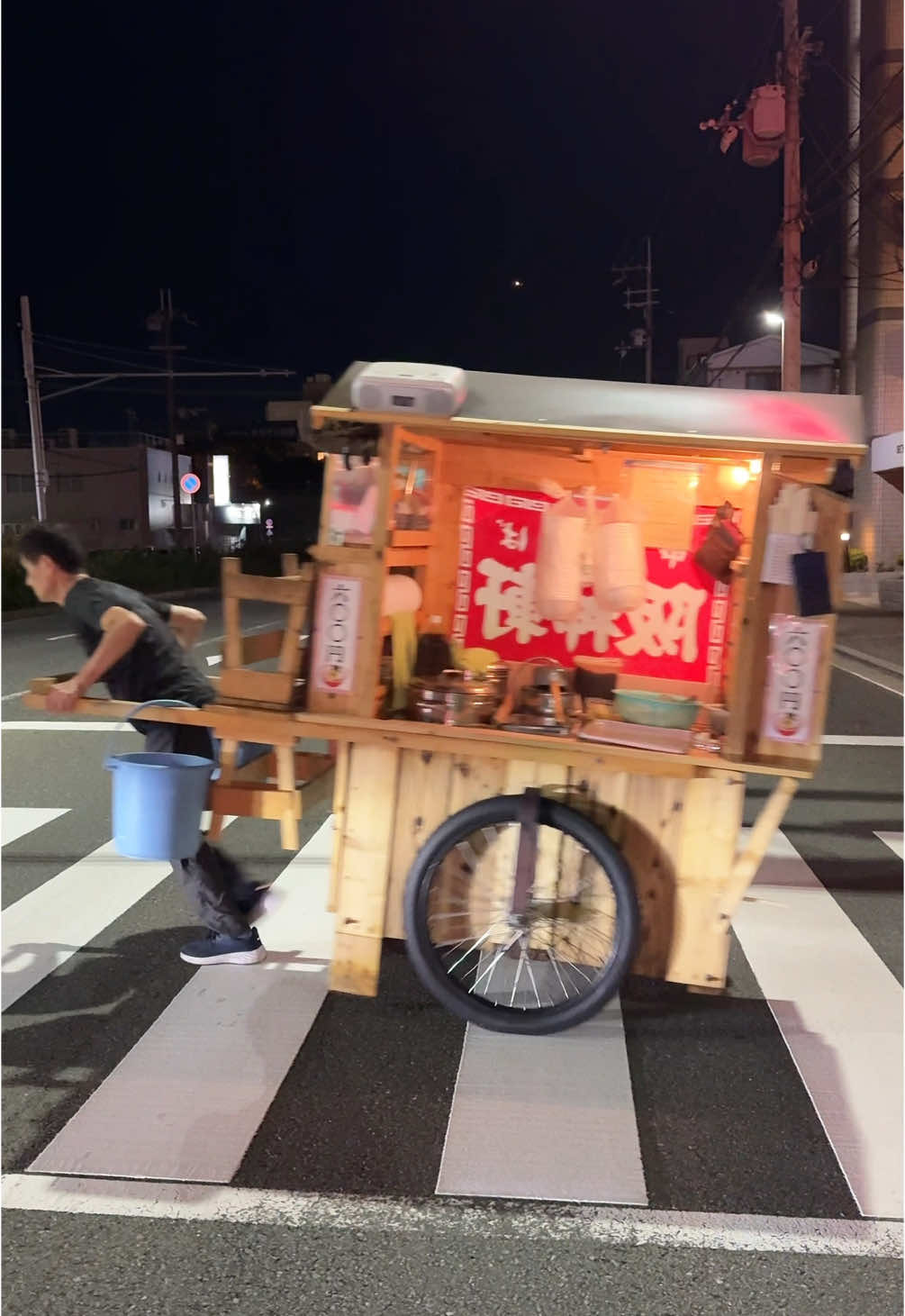 お腹と心を満たす懐かしき手押しの屋台ラーメン🍜 【阪神軒】 ◎ラーメン 600円 1日10km引いて回る木製の手押し屋台ラーメン！ チャルメラを鳴らしながら街中を引いて回る屋台は日本全国でも数店しかないからかなり貴重！ 真夜中にしょうもない話をしながら食べる屋台ラーメンってなんでこんなに美味しいんだ🤤 古き良き日本の屋台文化が途絶えないように、いつまでも元気に屋台を引き続けてほしいです！ #東京グルメ #東京ランチ #神戸グルメ #japanesefood #tiktokfood 