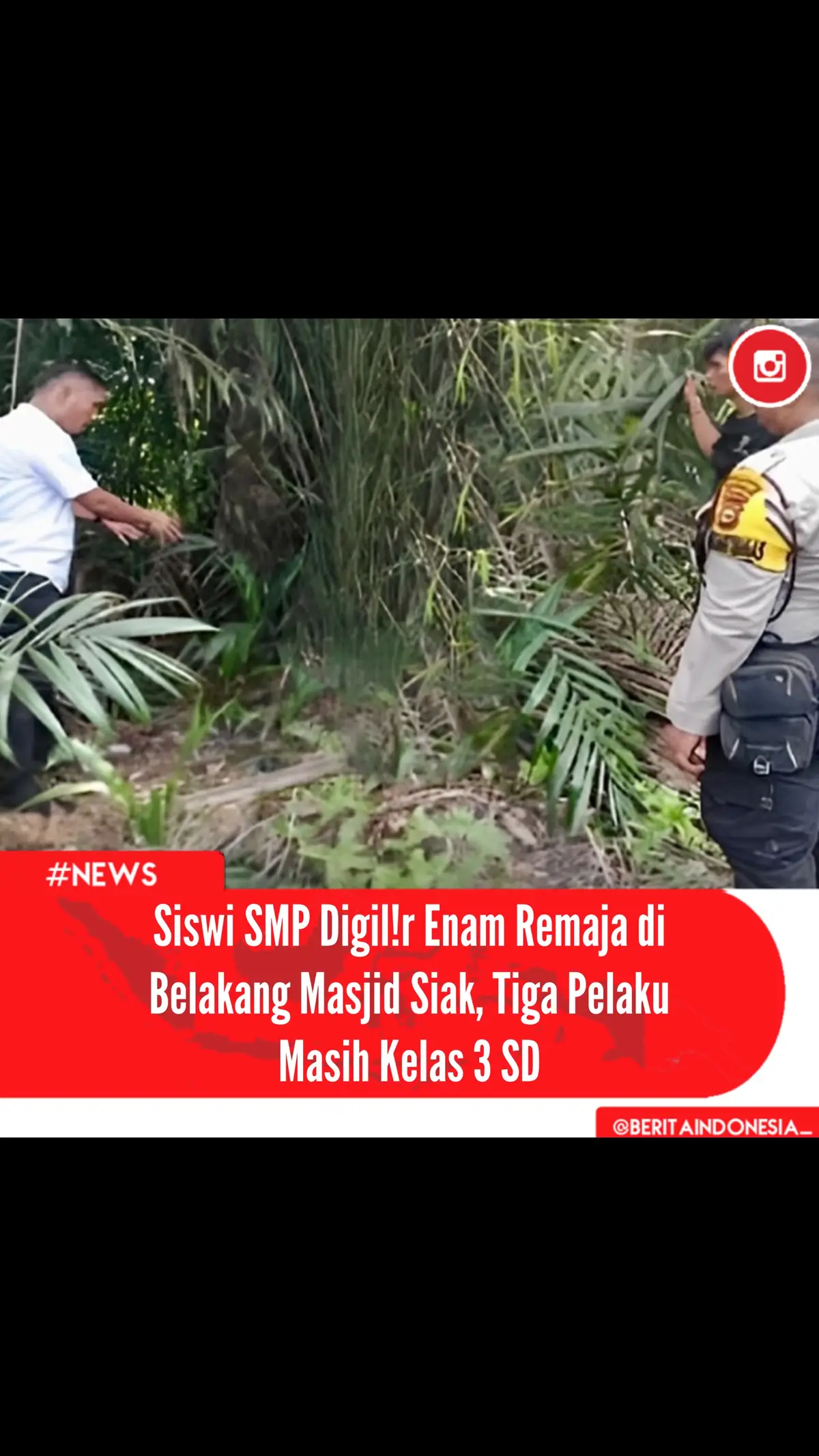 Seorang siswi SMP di Siak, Riau, dirvd4 p4ks4 secara bergiI!r oleh enam remaja, termasuk tiga pelaku yang masih kelas 3 SD, selama tiga hari berturut-turut. Kejadian ini terjadi di tiga lokasi berbeda, di belakang masjid, dekat kantor desa, dan area sekolah. Kejadian ini bermula saat korban pulang sekolah berjalan kaki dan bertemu dengan sekelompok remaja. Tiga dari pelaku masih duduk di bangku SD, sedangkan tiga lainnya adalah teman sekolah korban yang juga siswa SMP. Kasat Reskrim Polres Siak, AKP Bayu Ramadhan Effendi, menyatakan pihaknya telah menetapkan keenam remaja sebagai tersangka yakni OMK, RN, IZ, PZ, DBP, dan BZ. Saat ini Polres Siak sedang menyelidiki kasus ini lebih lanjut. “Kita memang berhati-hati dalam penetapan tersangka karena pelaku ini masih di bawah umur,” ujar Kanit PPA Satreskrim Polres Siak Aipda Leonar Pakpahan, dikutip Jumat (4/10/2024).