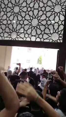 مصلو جامع الإمام الصادق (ع) بالدراز يهتفون من داخل الجامع  #لبنان🇱🇧  #البحرين  #Bahrain 