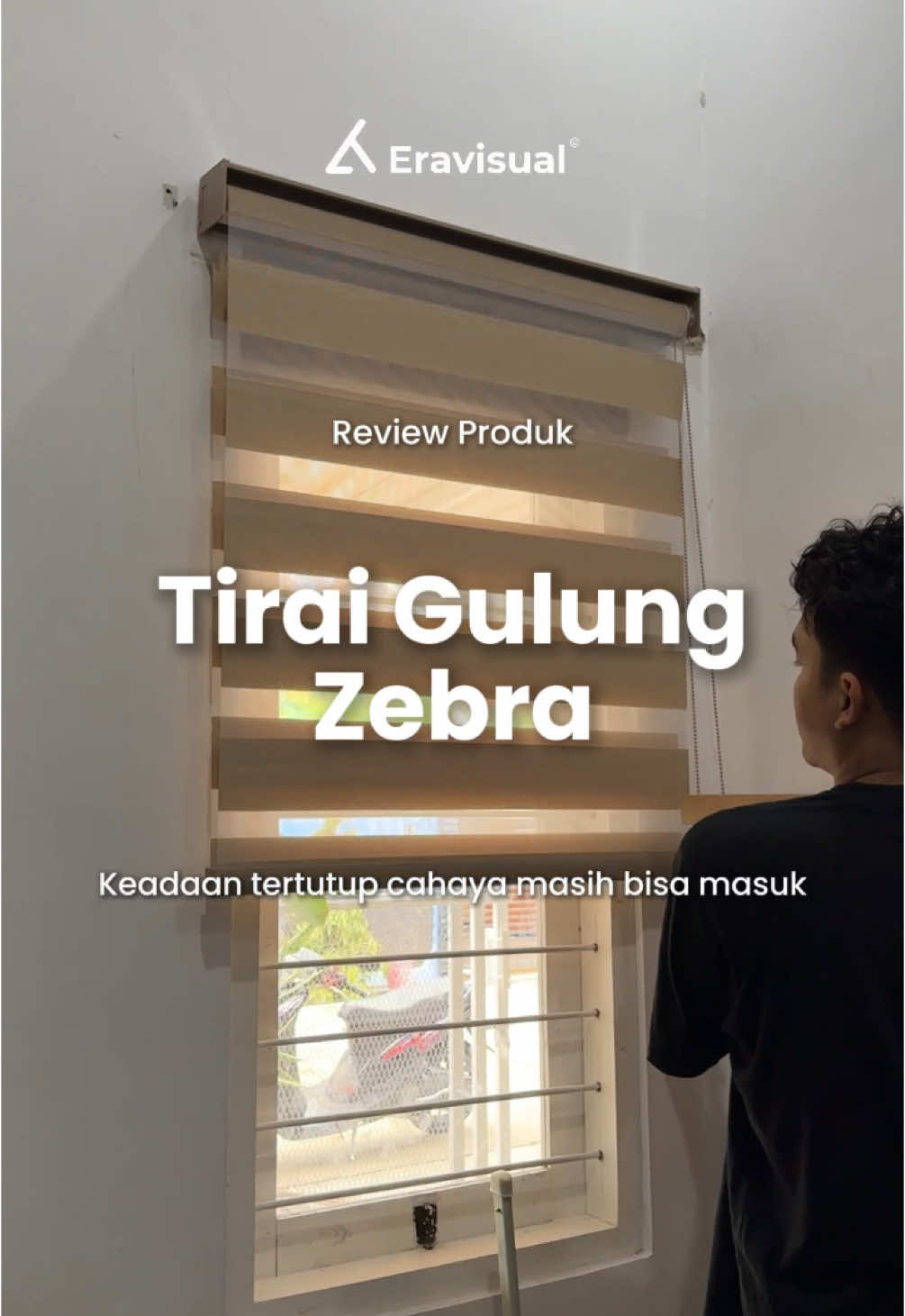 Tirai gulung ini modelnya kaya zebra gitu. Jadi pake tirai kayak gini kamu dikasih pilihan 2 gitu, mau cahaya masuk atau ngga sama sekali. Pilihan warnanya ada banyak dan ukurannya juga custom. #eravisual #tiraizebra #rollerblinds #tiraijendela #tiraiminimalis #gordenminimalis