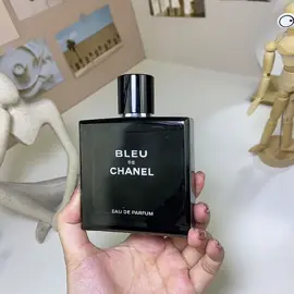 Chanel Bleu de Chanel Eau de Parfum 100ml Chanel Bleu de Chanel Eau de Parfum, 2014 Brand: Chanel Perfumer: Jacques Polge Attribute: Men's fragrance Fragrance: Aromatic woody notes Top notes: Grapefruit, lemon, mint, pink pepper, bergamot Coriander Middle notes: Ginger, nutmeg, jasmine, melon Base notes: Incense, amber, cedar, sandalwood, patchouli Amberwood, labdanum