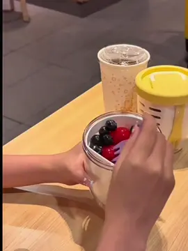 輕鬆攜帶，新鮮水果隨手可得！ 內含叉子設計的便攜式水果杯，專為喜歡健康生活的你打造！大容量和密封防漏設計，讓你的水果、沙拉不僅新鮮，更方便攜帶，無論是野餐、上班還是健身後補充能量，都是你的最佳選擇。  ｜Eperfect® 購物須知｜           📦到貨日期10-15天左右（不包含假日）          請可以等待再下單 提早到貨會提早寄出🗳️ 購買資訊🛒                                             🔜 請加入官方帳號:👉 @842iedkw 👈購買‼️ #水果沙拉杯 #便攜收納盒 #防漏杯 #大容量