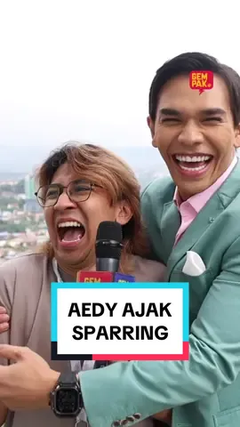 @Kecik menimbulkan jawapan panas @Aedy Ashraf . Hampir nak campak kecik dari ketinggian 40 tingkat bangunan kediaman. Layan #LawakAtauKoyak sampai habis! Jom Usha program bersama Aedy Ashraf di Astro Go dan sooka! Strim bila - bila masa saja, dan di mana - mana je geng. #JomUsha #content #AstroGo #OnDemand  #sooka #sookaMalaysia #sookaGotAll #sembangentertainment 