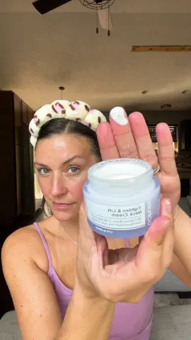 This Tighten and Lift Neck cream from Gopure is definitely worth a try!! #gopure #gopurebeauty #gopureneckcream #crepeyskin #tighten #lift #falldealsforyou #SkinCare101 #skincareover40 