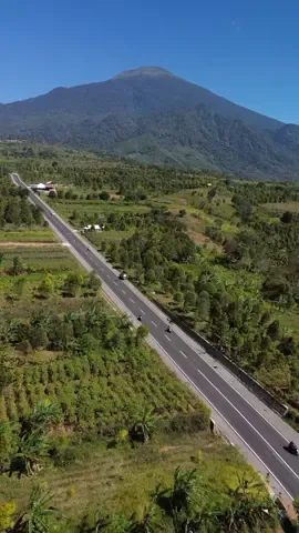 Jalan Baru Cipari-Cisantana berlatar cerahnya Gunung Ciremai #dronevideo #jalanbarukuningan #kuningan #kuninganjawabarat #gunungciremai 