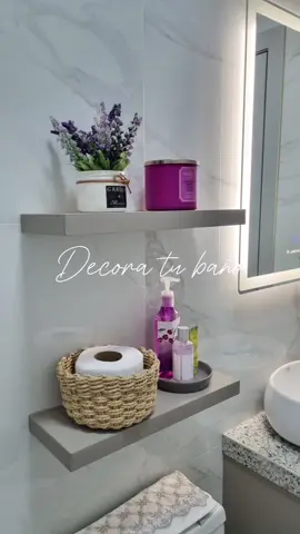 Te traigo ideas para decorar tu baño de visitas 🚽🌿🌺 - Que siempre esté limpio, ordenado y con los elementos necesarios - Los colores deben combinarse muy bien para brindar un buen ambiente - En alguna base coloca jabones líquidos de olores bastante agradables y una crema o gel para las manos, recuerda solo 2 o 3 cositas - Un elemento decorativo - Una velita aromática - Algo donde colocar el papel higiénico - Toallas para secarse las manos - Ambientadores Recuerda que los baños son los espacios más íntimos de nuestra casa, todo esto brindará una sensación de relajación y a tus invitados les encantará. Te gusta? Guarda, comparte y sígueme para más 💫 #homedecor #baños #ideas #parati #bathroom #decoracion #trucostiktok