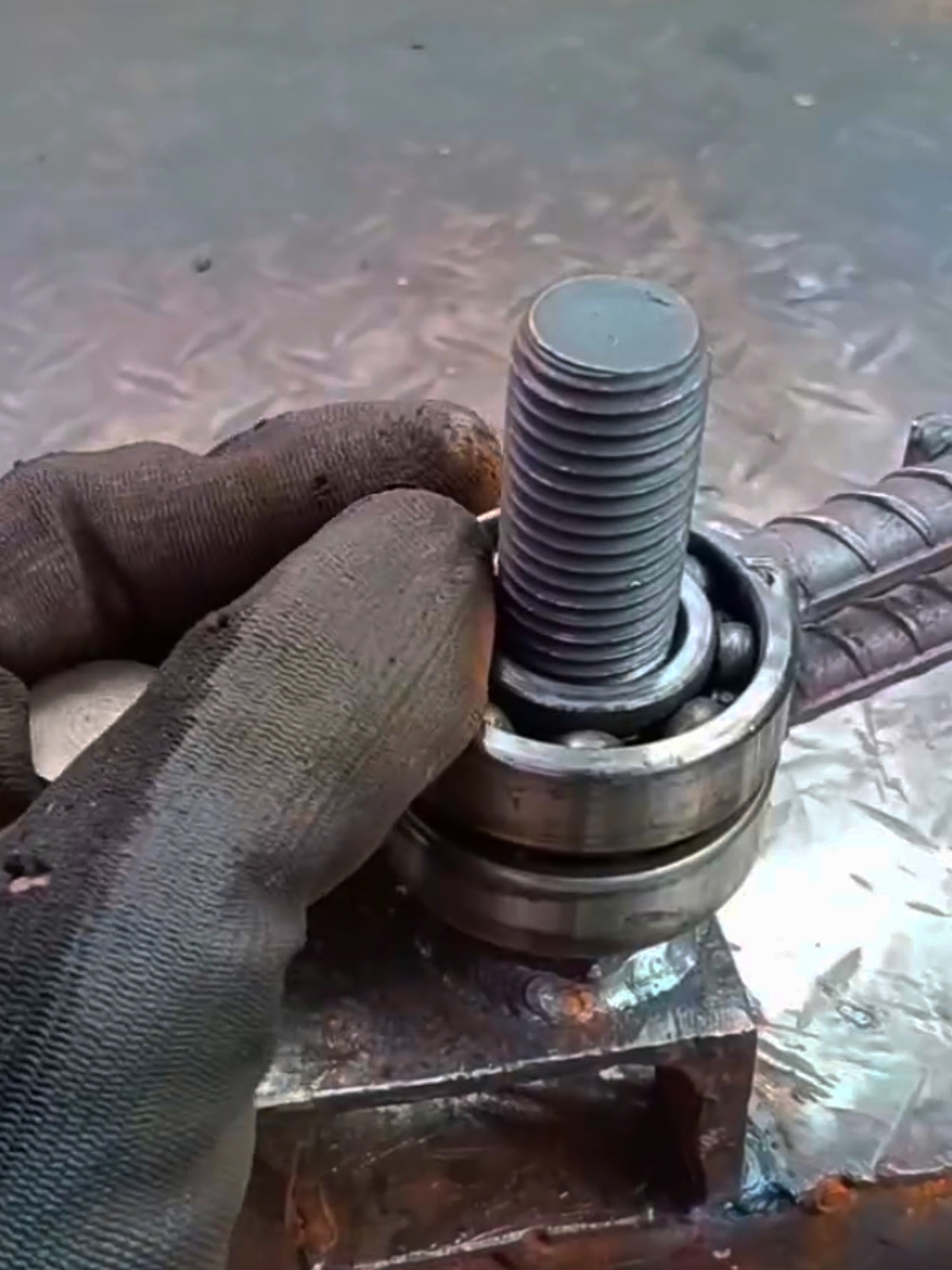 Tricks for bending a steel rod👨‍🏭 #metalwork #craftsman #technique #tipsandtricks #stickwelding #howtoweld #DIY #diyproject #ironweld #ironwelding #weldinggirl #irongirl #smartworking #craft 