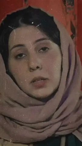 به سه رهاتیکی له یل و مه جنون: مه جنوون ماوه یه ک هیچ هه والیکی له یلای نه زانی چه ند که سیکی راسپارد تاکوو هه والى له يلاى بؤ بينن له کاتی گه رانه وه مه جنوون له دووره بینی وا ده گریه ن و شین و واوه یلایانه مه جنوون دلی که وته خورپه و ترسی لی نیشت... که سیکی نارد تاکوو بزانیت له یلا چی لی به سه ر هاتووه کاتیک گه یشته لایان ئه ویش ده ستی به گریان کرد مه جنوون په ریشان بوو که سیکی تری نارد ئه ویش به هه مان شیوه ده ستی به گریان کرد. مه جنوون بی قه رار بوو خوی روشت تا بزانی چی روویداوه که گه یشت گوتی چی بووه؟ گوتیان خه لیفه مرد مه جنوون گوتی چاوی له یلای خوش مه حوی خوشمان جوانی ده لی که سیکی هه رزه به مجنونی وت خه لیفه که مرد وتی به من چی ئه تو بمره چاوی له یلا خوش @qaqnaas #qaqnaas #قه قنه س #بوشرا که سنه زانی #عشق #مجنون #ليلا