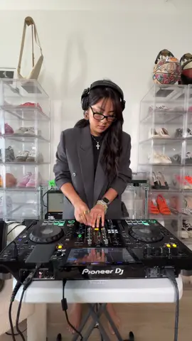 testing out different genres as im practicing DJ'ing! LOVE #jerseyclub so i had to mash up two of my favorites 