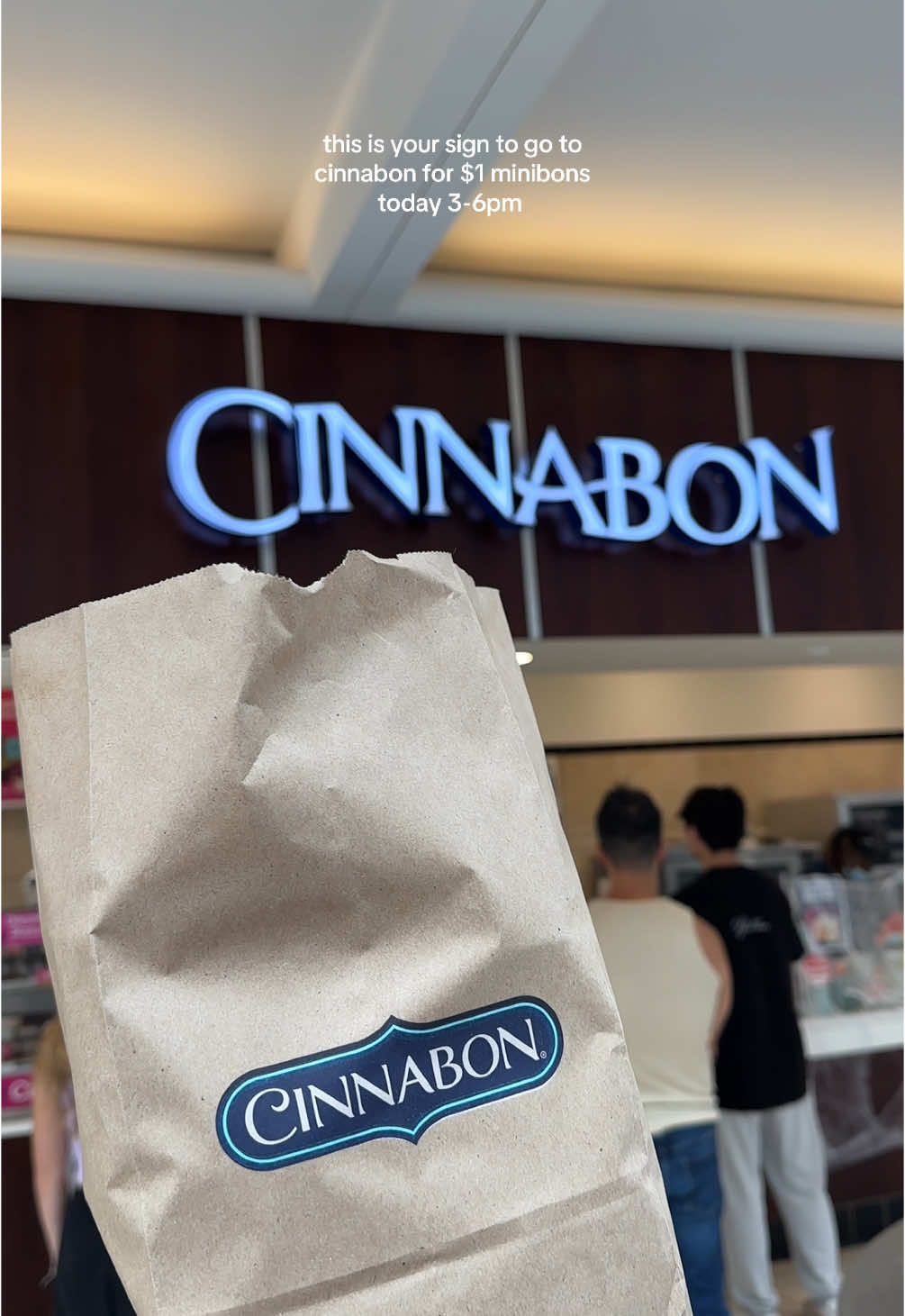 Live love national cinnamon bun day ❤️ #food #Foodie #foodies #cinnamonroll #cinnabon #cinnamonbuns #cinnamonbun #free #freefood #deals #sale #auntieannes #mall #shopping #sweetreat #dessert #pastry @Cinnabon 