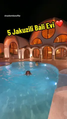 Burayı daha önce hiç bir paylaşımda görmediniz…😍 Burası @rollinghousesapanca ☎️ 0533 046 85 54 Görür görmez kendimi Bali’de hissettiğim bir villa keşfettim 😍 Buraya gelmeden önce bu evin fotoğraflarını görmemiştim Rolling house’un yine çok güzel bir yer yaptığına emindim ama bu kadarını beklemiyordum, kapıyı bir açtım şok oldum ben yoksa Bali’de miyim dedim… Çok yeni açılmış aşırı şık lüks konseptli İstanbul’da 1,5 saatte bir konaklama yeri 🌟  Hemen burada neler var sizi neler bekliyor anlatıyorum. Öncelikle bahçeyi anlatıyorum; 🤩 Villanın bahçesi de içerisi gibi kocaman, izole bahçesinin ortasında oldukça büyük kullanışlı ısıtmalılı bir havuz bulunuyor havuzun köşesinde de jakuzi mevcut 🎥 Bahçede havuzdan izleyebileceğiniz bir noktada açık hava sineması mevcut, havuz ısıtmalı olduğundan dolayı yüzerken de izlenilebilir 😅  🍗 Yine bahçenin bir köşesinde ızgara ve yemek alanı bulunuyor. Bu Doğalgazlı ızgara barbekü‘den daha pratik oluyormuş ben de deneyimledim gerçekten daha kolay ve az zahmetli. Izgaranın hemen yanında masa sandalye ve mutfağa gitmemeniz adına lavabo da bulunuyor. Yani yemeğinizi komple bahçede hazırlayıp pişirip yiyebilirsiniz evin içerisinde git-gel yapmanıza hiç gerek olmayacak. 🚿 📒 🔥 Bahçede açık hava duşu, kitap okuma köşesi ve ateş yakma köşesi de mevcut. Gelelim şimdi villanın içine; 🛌 İçeride dört tane yatak odası bulunuyor, bu yatak odalarının her birinin içinde kendine özel jakuzisi, banyosu, kliması ve televizyonu mevcut. Her odada klima olmasının yanısıra yerden ısıtma sistemi de bulunuyor. 🧖‍♀️ Villanın içinde sauna ve hamam da düşünülmüş, aşırı keyifli olacaktır 😍 🌟 Salonda şömine köşesi, mutfak ve yemek masası bulunuyor, her yer Işıl Işıl…   🍳 Bütün bunların yanı sıra burada konakladığınızda kahvaltınız da dahil olarak geliyor.  Bu villanın içinde 8 kişilik yatak alanı bulunuyor ancak ek yataklarla birlikte 12 kişiye kadar konaklama yapabiliyorsunuz. Tam aile toplantıları ve arkadaş buluşmalarları için harika bir yer, günleri dolmadan değerlendirmenizi öneririm… Kaydetmeyi ve sevdiklerine göndermeyi unutma 🤩 #sakarya #havuz #jakuzi #dome #işbirliği 