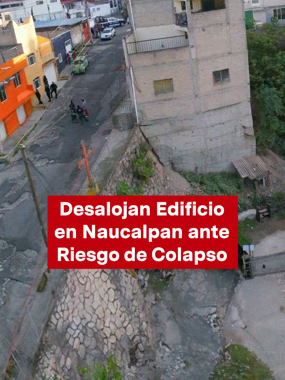 Debido a un inminente riesgo de colapso, Protección Civil de Naucalpan desalojó un edificio de cuatro niveles y varias casas aledañas. El edificio se ubica en la calle Prolongación Sierra Madre del Norte, en la colonia Benito Juárez. Vecinos dijeron a N+ que aunque la construcción, cuyos cimientos se ubican sobre un barranco, había sido clausurada en diversas ocasiones, las obras continuaron hasta que el edificio terminó con cuatro niveles. #proteccioncivil #riesgo #colapso #naucalpan