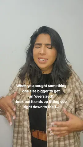 A la verggggggg 😭😭😭 Yo aqui pensando que me se me va a ver oversized el flannel y me queda bien normal 😭😭🤣 #momhumor  #funnymomsoftiktok  #oversizedsweater  #problems  #momproblems  #momlifebelike  #ootds 