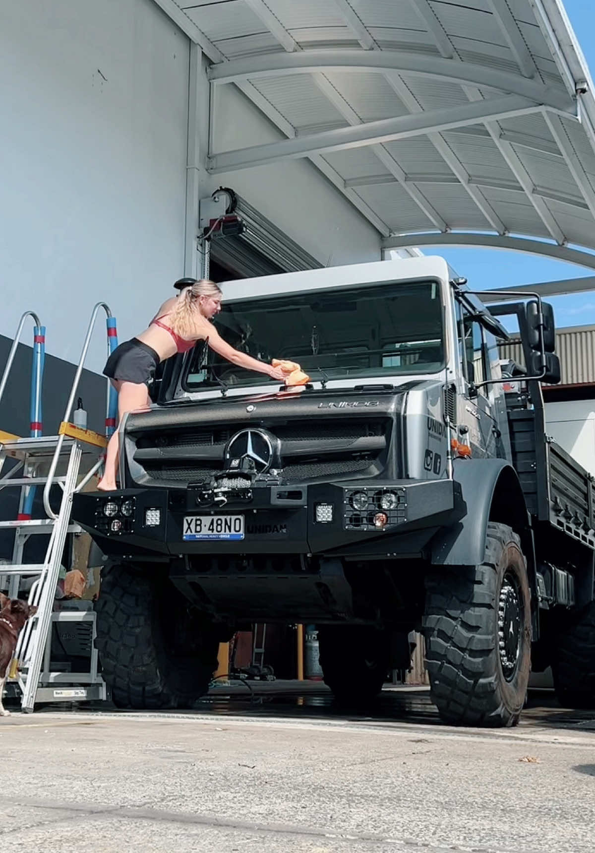 Final touches on the 2024 demo U5023 Unimog for tomorrow’s Cars & Culture event by @Motor Culture Australia at Sandstone Point Hotel!  Who’s coming? And what content do you want you see? 👀 @UNIDAN Engineering #unimog #unimoglife #wash #carwash 