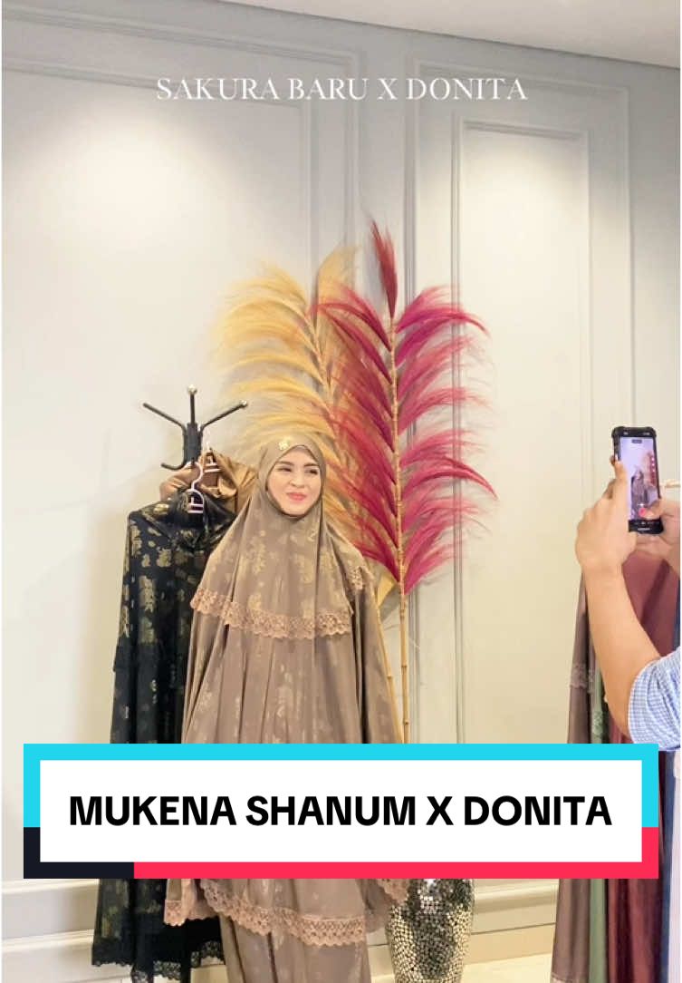 🌸 Mukena Shanum x Donita, perpaduan elegan dan kenyamanan maksimal dengan bahan Mimoza strachie yang lembut dan ringan! Pas banget buat kamu yang ingin tampil cantik dan nyaman di setiap ibadah. ✨ Yuk, temukan sensasi baru beribadah bersama Shanum! 💖  Sakura Baru Nyaman dalam beribadah #sakurabaru #fyp #fyp #promoguncang1010 #mukenasakurabaru #mukenapremium #donita #MukenaShanum #DonitaExclusive #MimozaElegance #NyamanDanStylish #IbadahDenganCinta