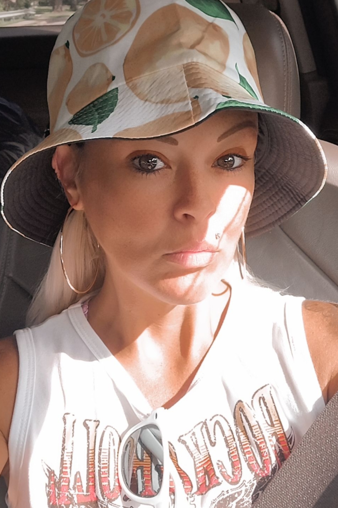 Soaking up the last days of sunshine 🌞 🌞  #40sthenew20 🤟🏼🖕🏼😜 #livinglife #donttellemyoucant #rockingthishat #40andfabulous 